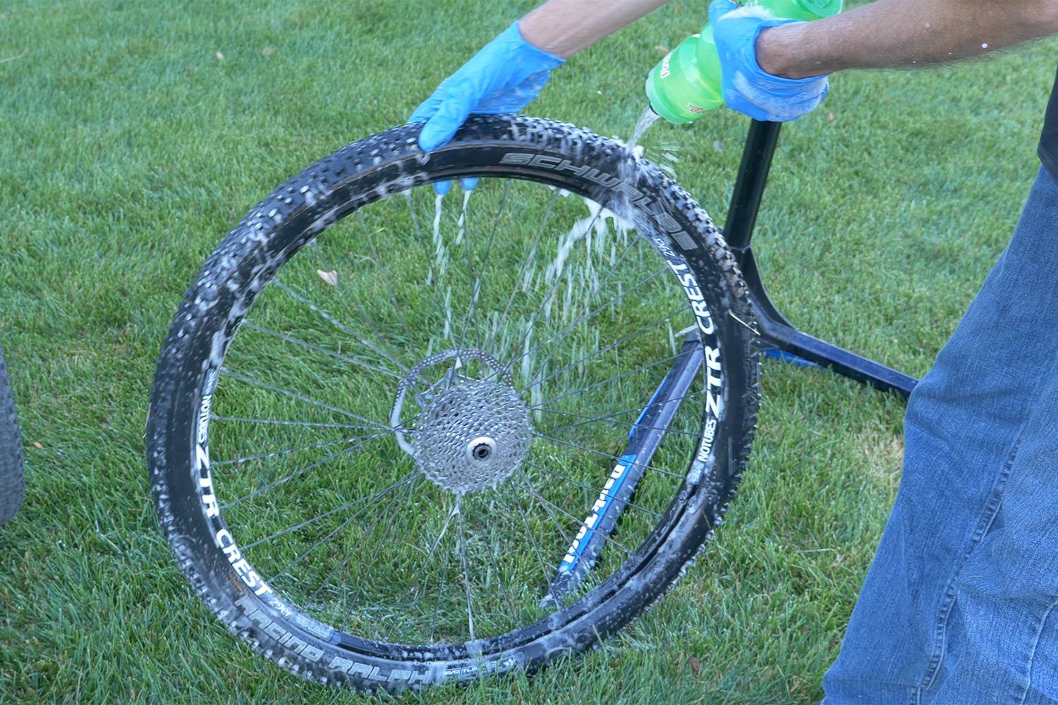 Можно мыть велосипед. Мойка велосипеда. Мыть велосипед. Как помыть велосипед. Мойка для мытья велосипеда.