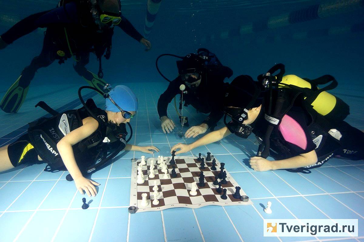 Гибрид дайвинга и шахмат: в Лондоне спортсмены сыграли в шахматы под водой