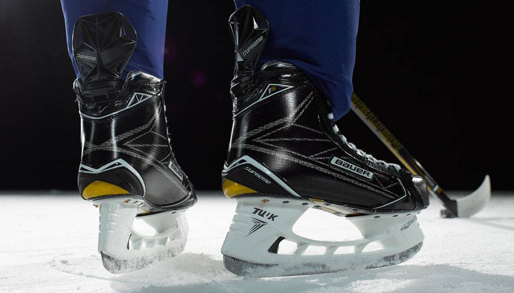 Хоккейные коньки на льду фото