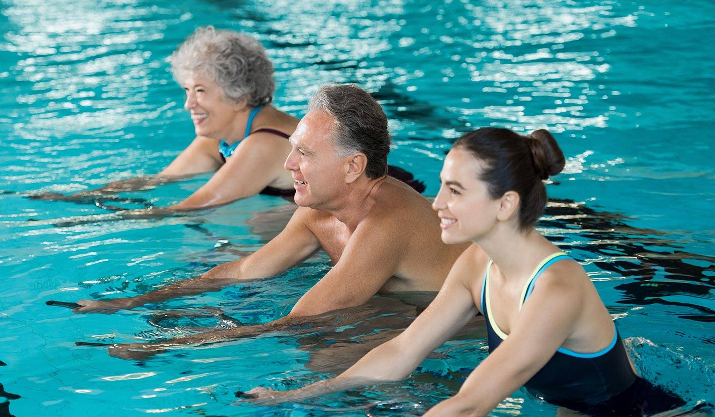 Занятие плаванием для пожилых людей, преимущества плавания в старческом возрасте