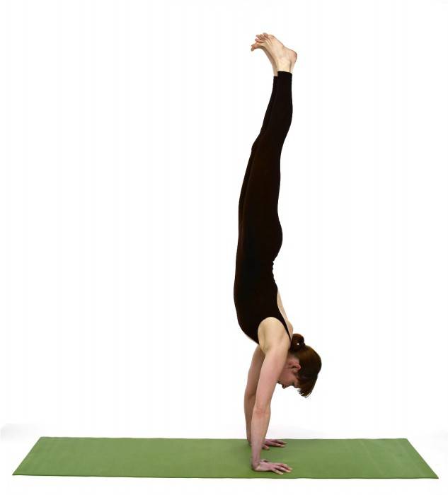 Акробатические упражнения: стойка на голове, стойка на руках.