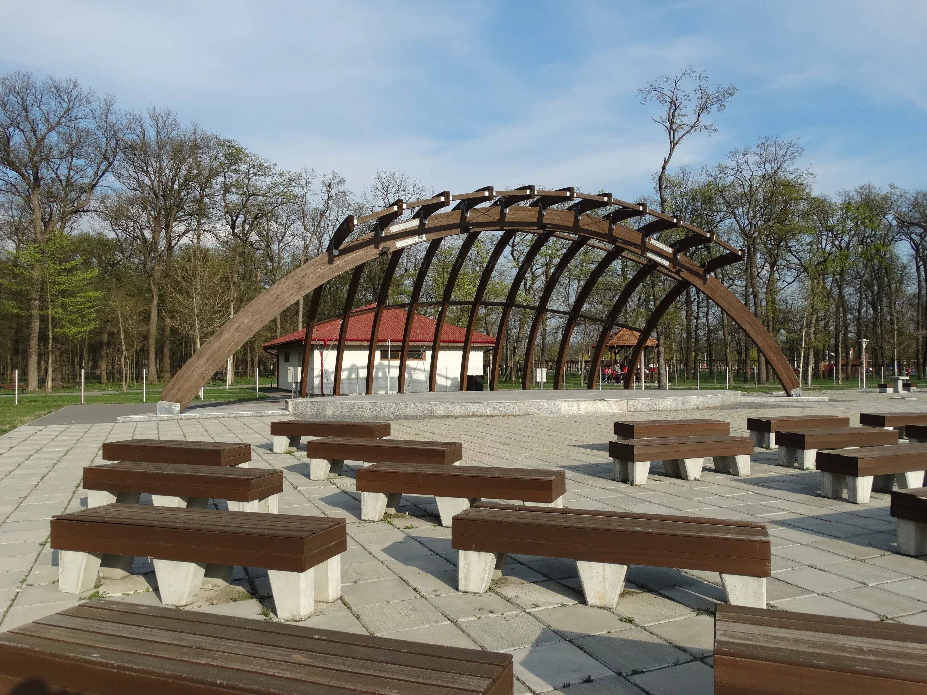 Деревянный лиственница амфитеатр парковый двухуровневый