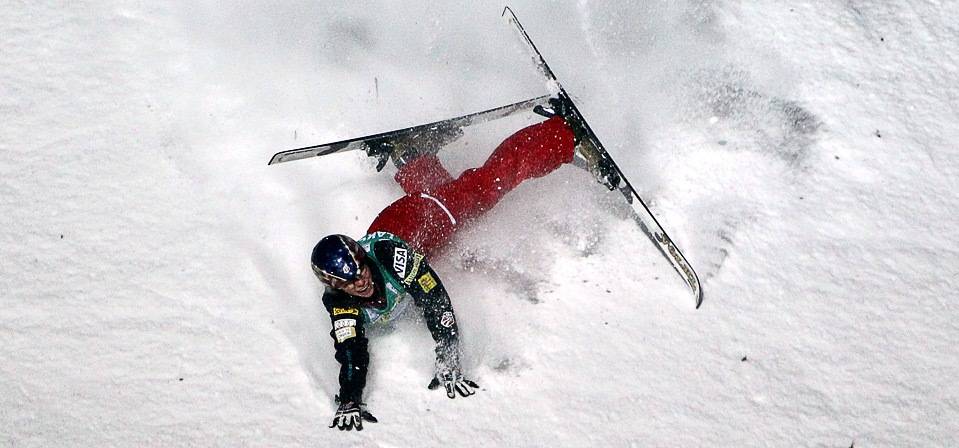 Упавший лыжник. Лыжник падает. Травмы на горных лыжах. Падающий горнолыжник. Травмы в лыжном спорте.