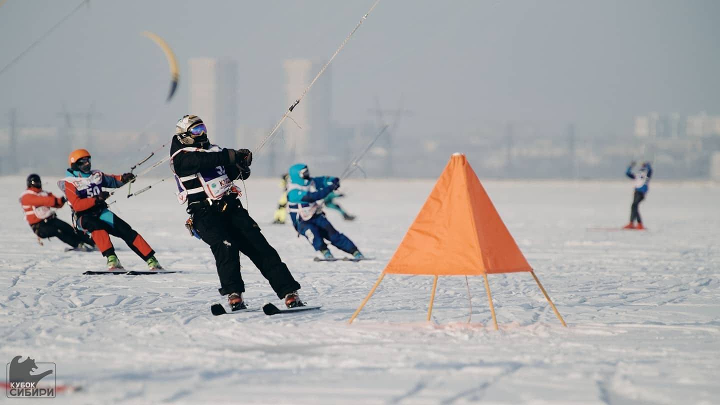 Кубок сибири по сноукайтингу: небо над обским морем украсили десятки ярких парашютов