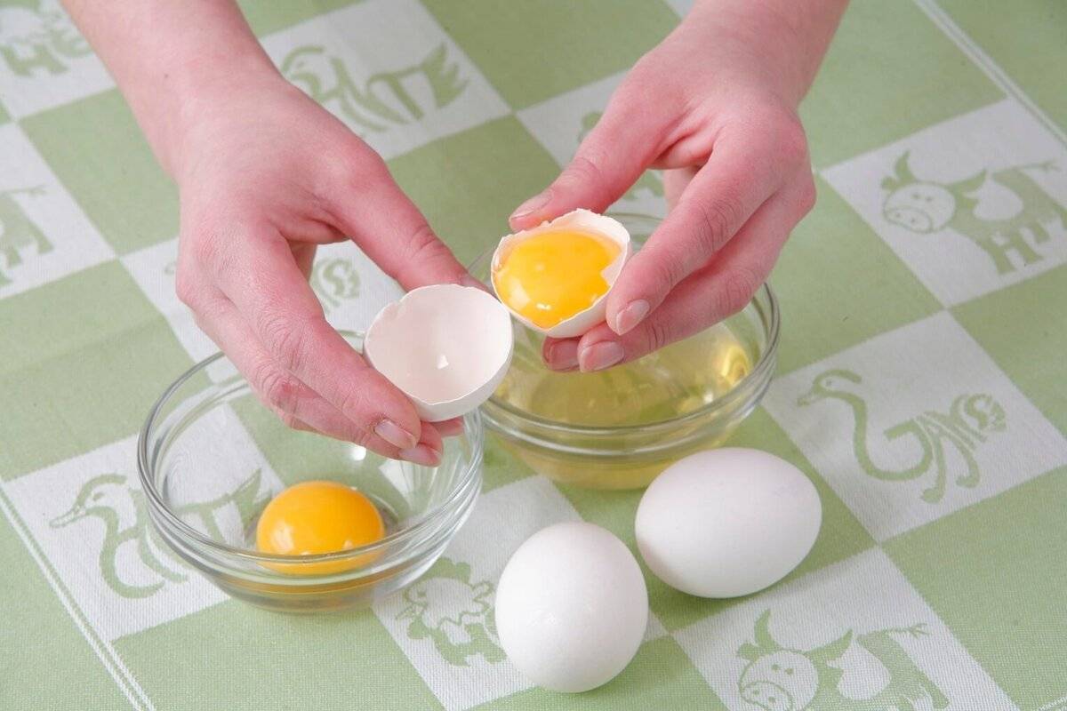 Как отделить желток от белка в сыром яйце в домашних условиях