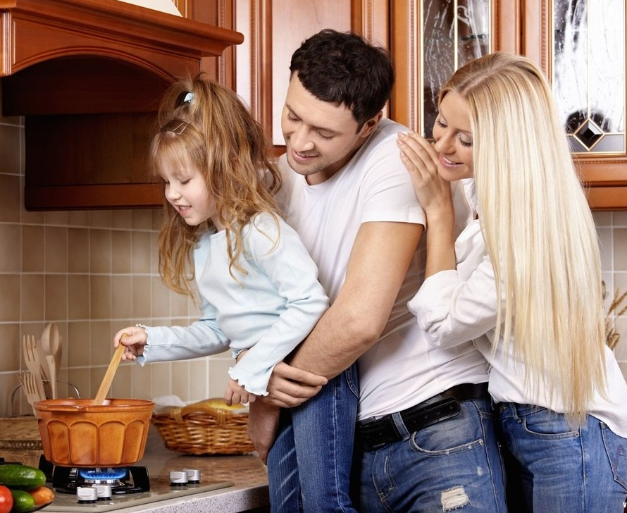 Жена и друг семьи домашнее. Фотосессия семьи на кухне. Семейный быт. Семья, дом. Счастливая семья на кухне.