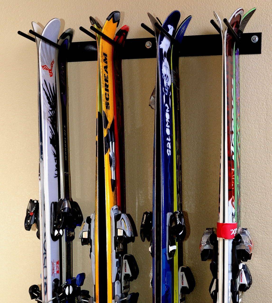 Сноуборды лыжи и палки перевозятся. Крепление для хранения лыж. Кронштейн для хранения лыж. Крепления для хранения горных лыж. Стойки для хранения лыж.