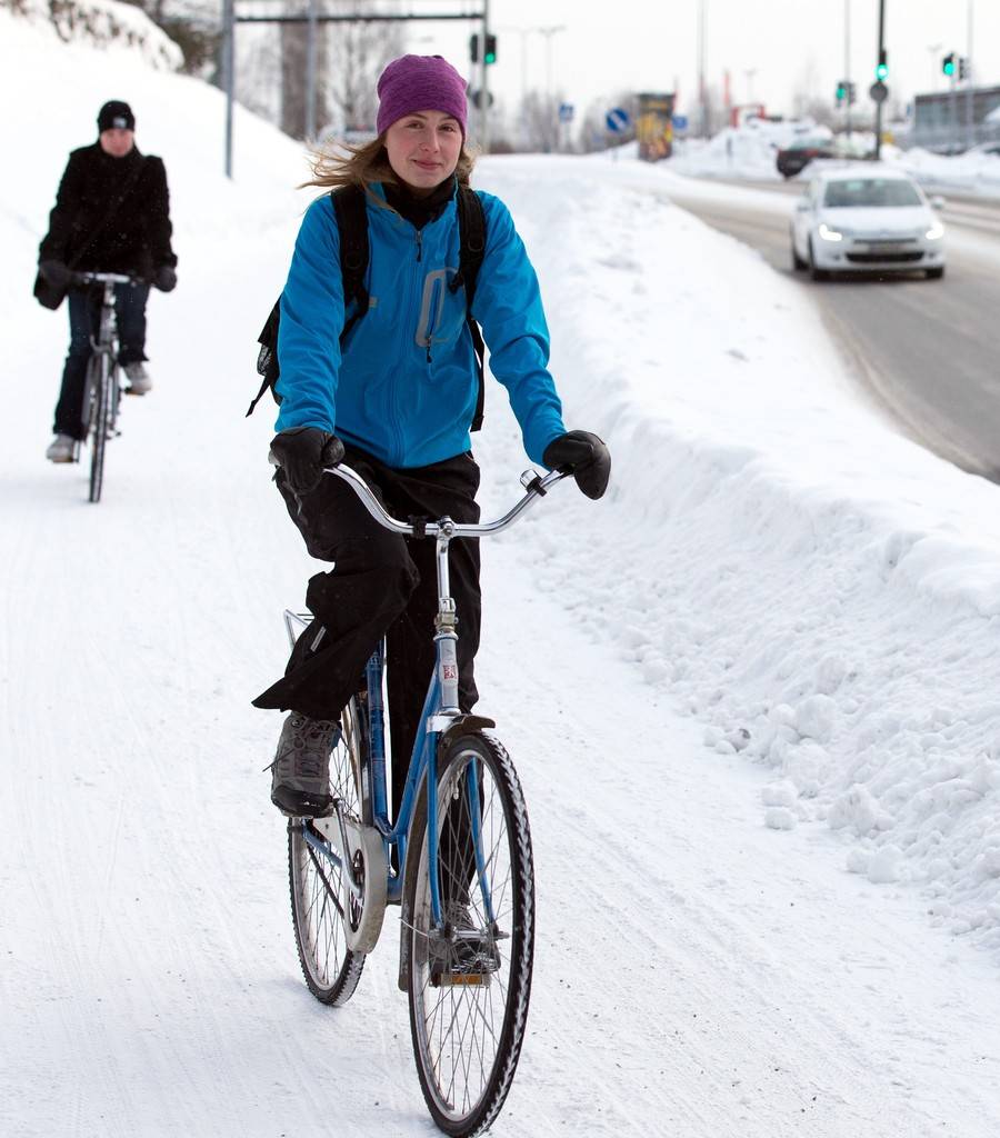Зима какие велосипеды. Велосипед зимой. Велосипедист зимой. Езда на велосипеде зимой. Катание на великах зимой.