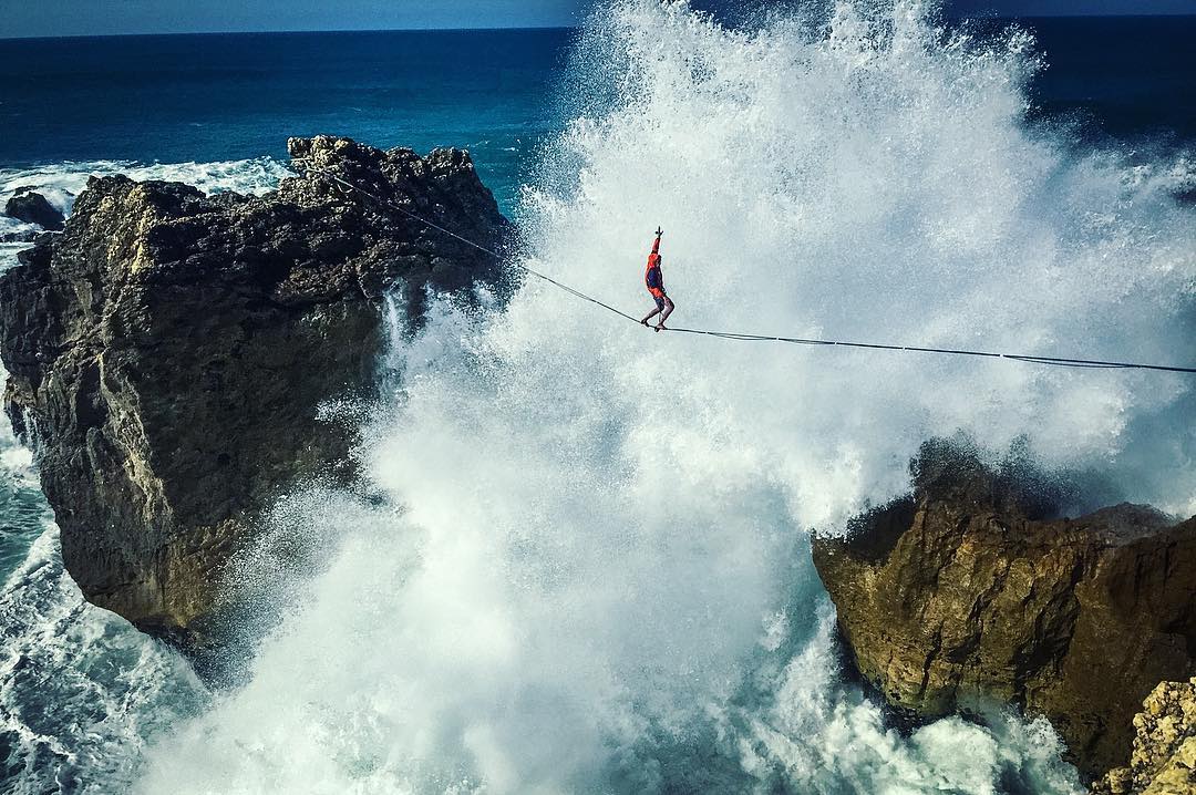 женщина на вершине. человек на горе. человек на вершине горы. вершина горы. человек на вершине горы.