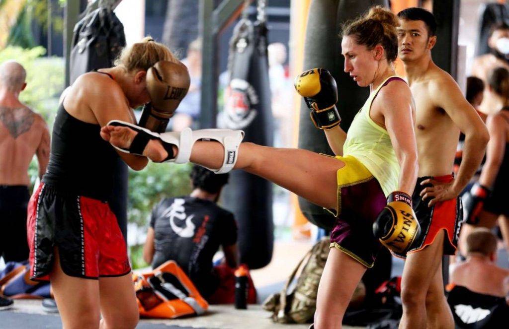 Тай здесь. Trenirovka Муай Тай. Muay Thai тренировки. Тайский бокс тренировки в Тайланде. Форма Муай Тай.