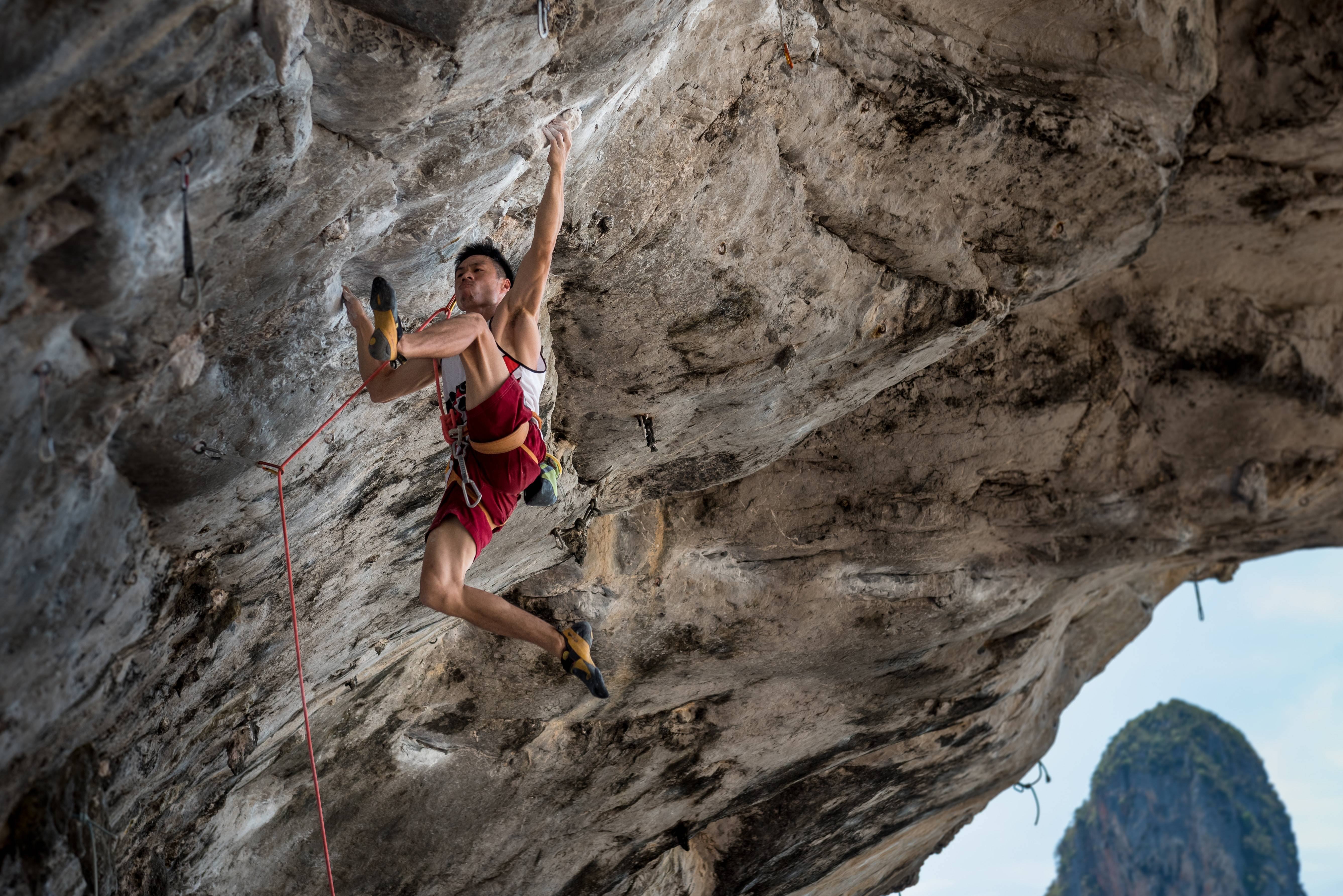 Скалолаз. Скалолазание/альпинизм (Summit/Rock Climbing). Лазить по горам. Скалолазание по отвесной скале. Увлечение скалолазанием.