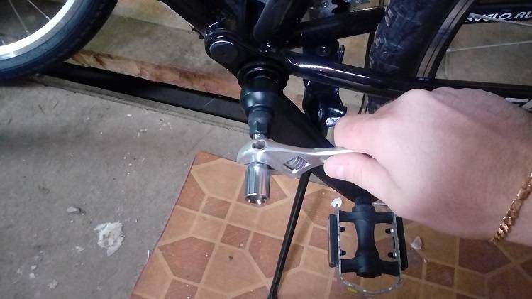 Как снять каретку (ось) педалей на велосипеде | джонни фокс