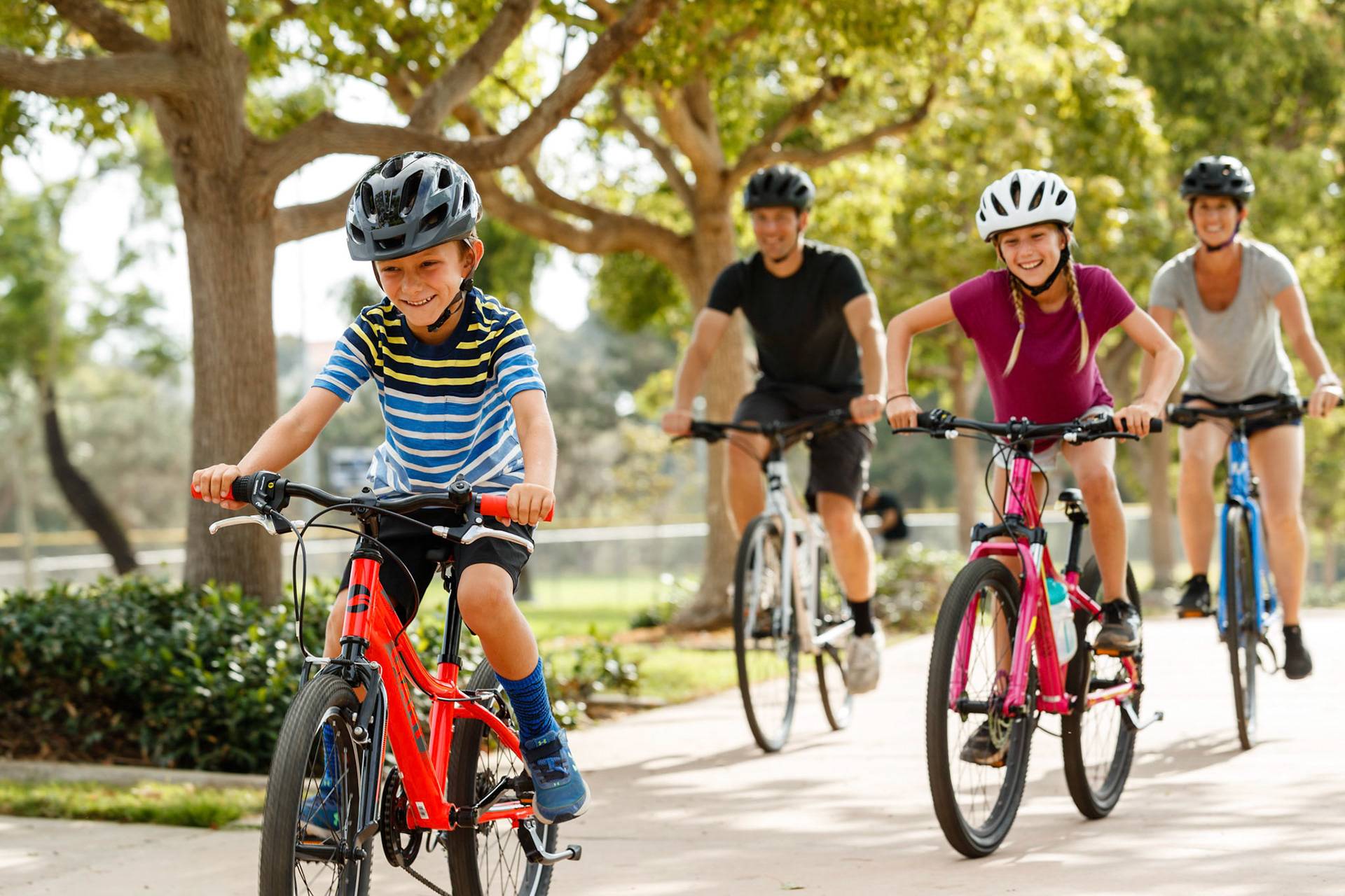Какой велосипед купить на год. Выбрать велосипед. Велосипедист подросток. Выбор велосипеда. Как выбрать велосипед.