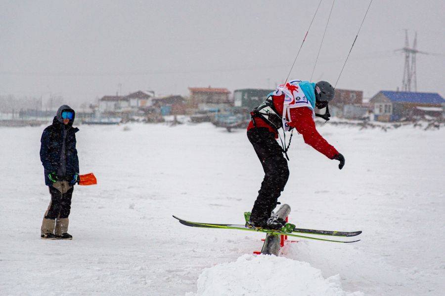 Кубок сибири по сноукайтингу: небо над обским морем украсили десятки ярких парашютов