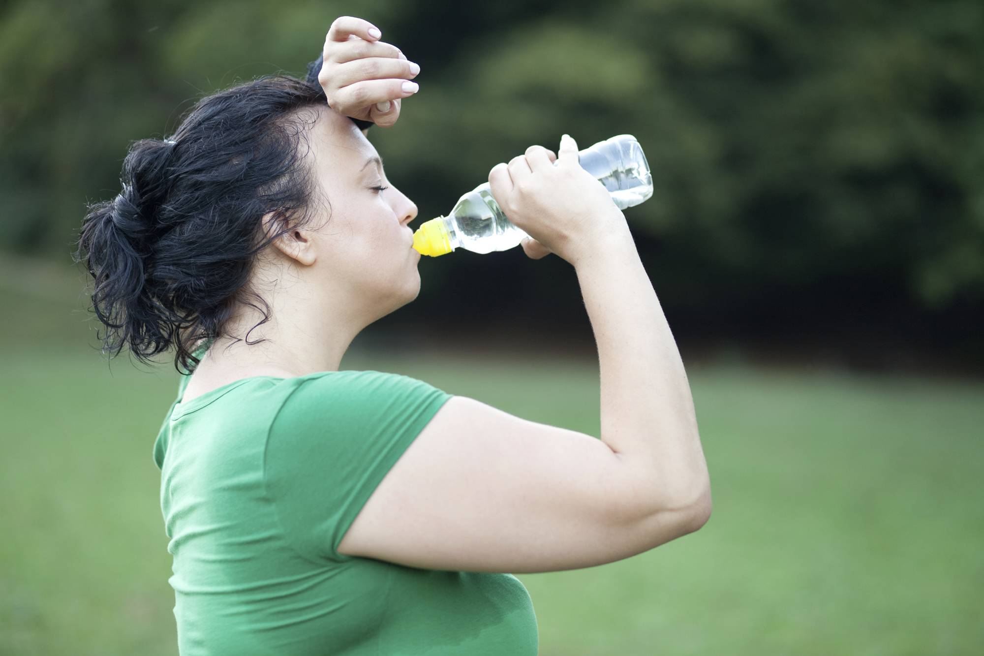 Жадно пьет воду. Женщина пьет воду. Толстая девушка пьет воду. Питье для похудения. Человек пьет.