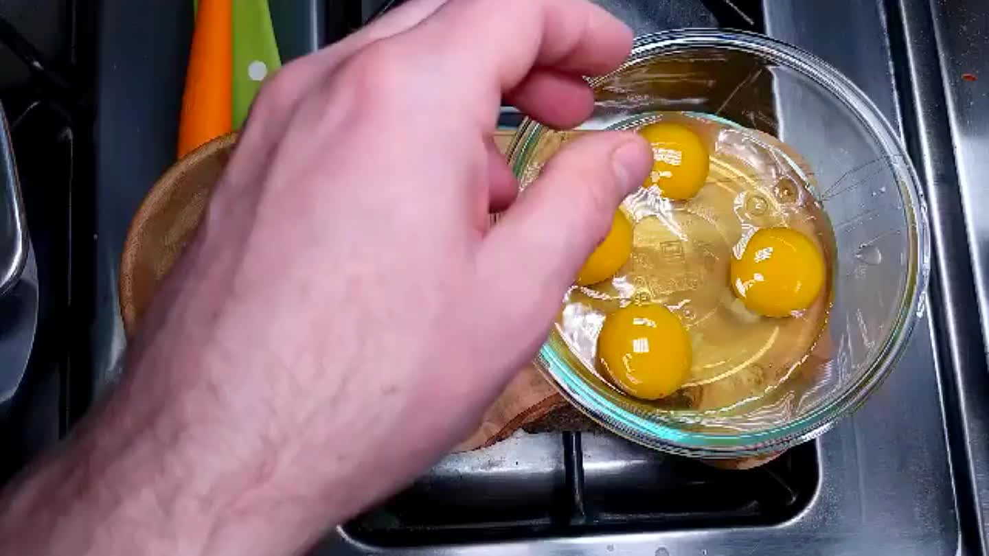 Как отделить желток от белка простыми и надёжными способами | моя кухня