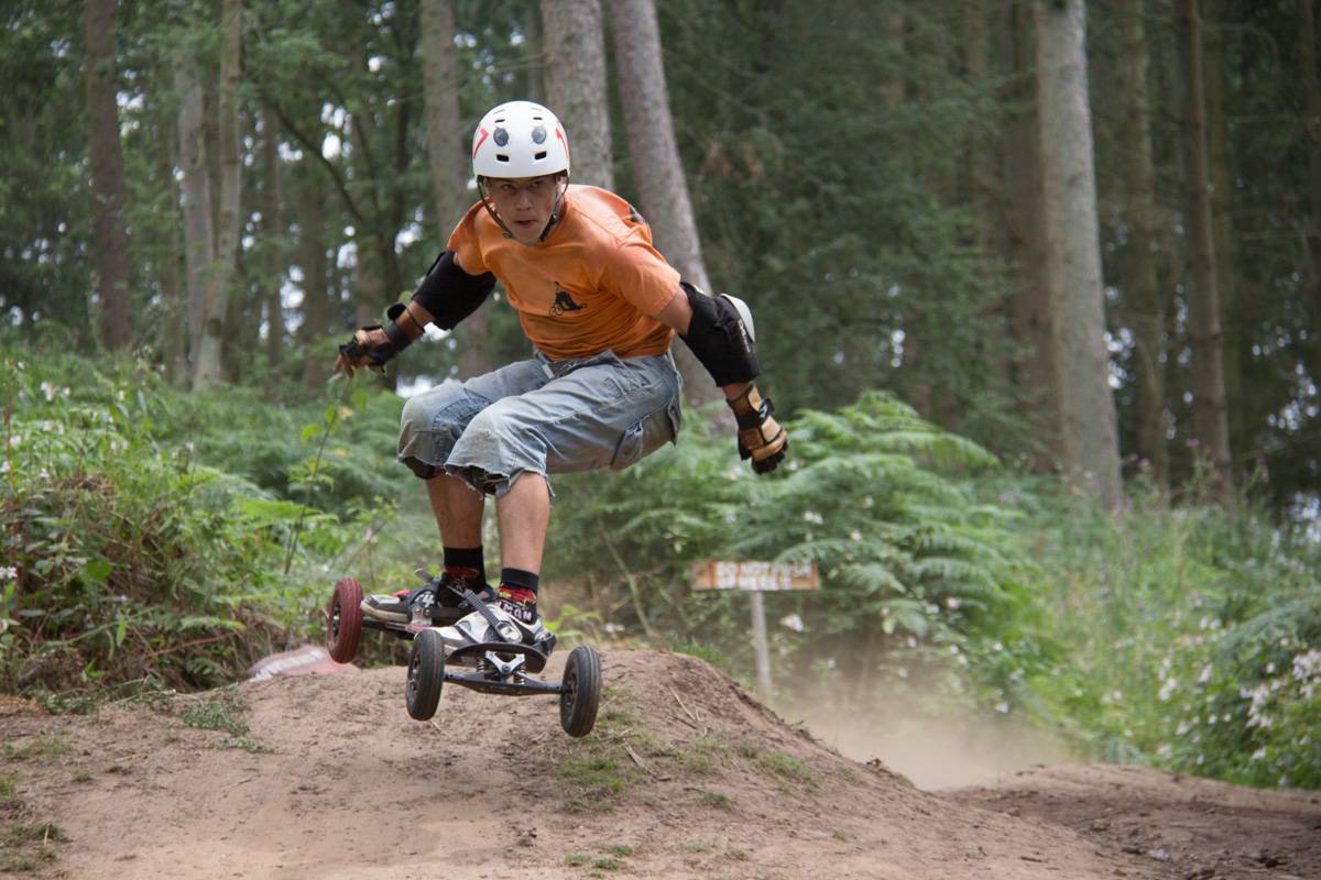 Mountain boarding. Маунтинбординг. Маунтинборд вид спорта. Маунтинбординг в России. Маунтинборд катание.