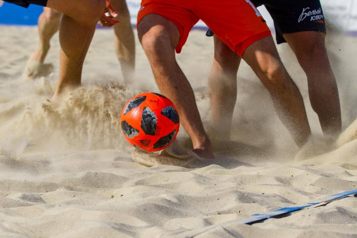 Правила пляжного футбола. Пляжный футбол. Турнир по пляжному футболу. Футбол на пляже. Обувь для пляжного футбола.