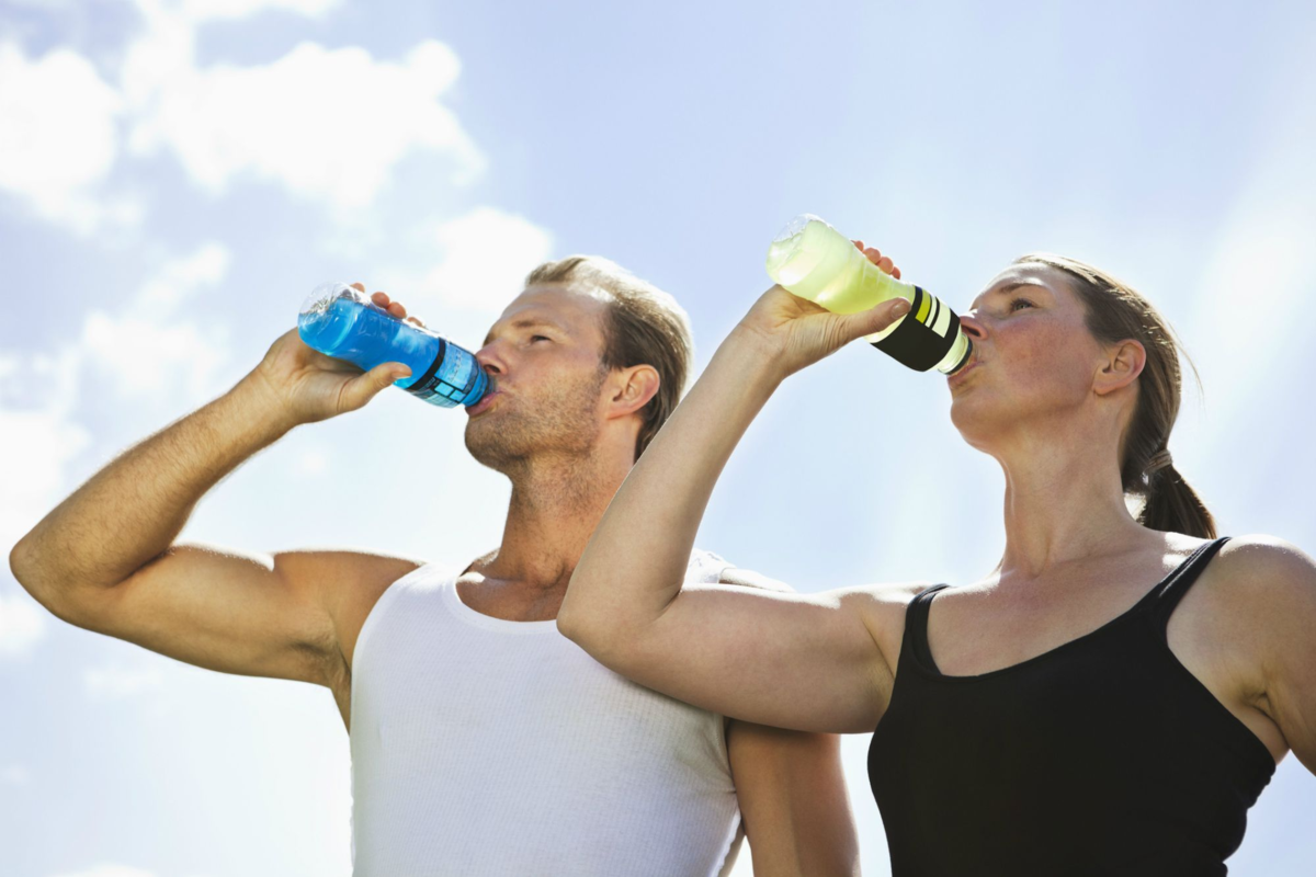 Вода после тренировки. Спортивные напитки. Напиток для спортсменов. Питье спортсмена. Спортивные энергетические напитки.