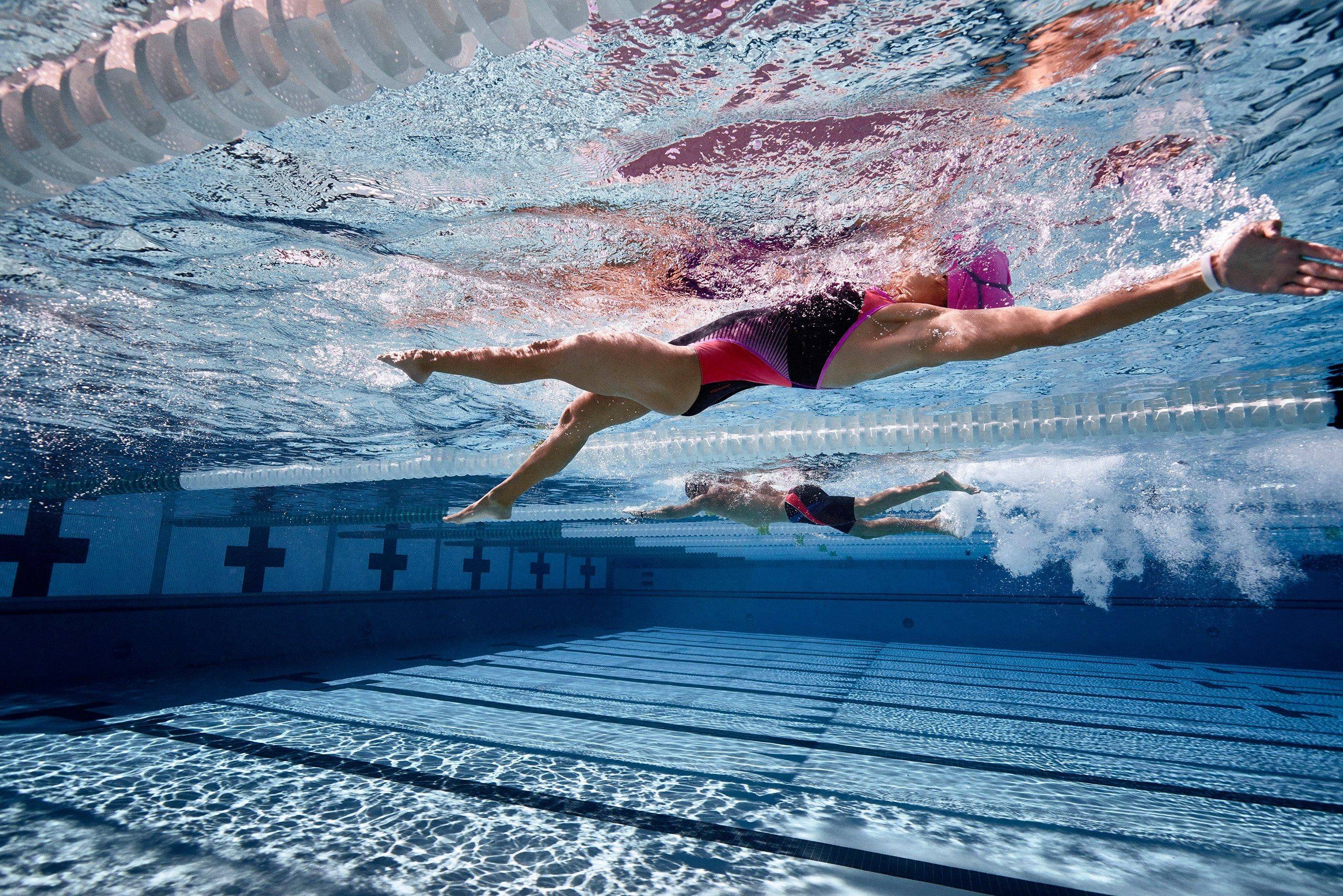 Закрыли в бассейне в воде. Олимпик Тбилиси бассейн. Плавание. Спортивное плавание. Занятие спортом плавание.