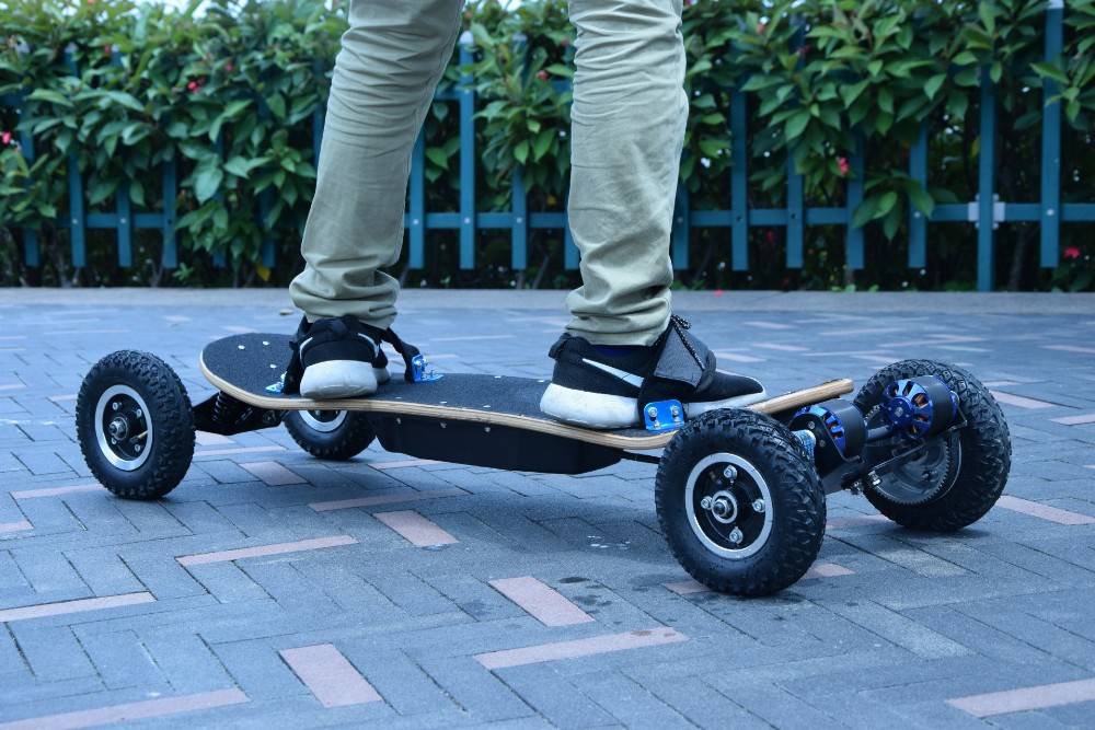 Гироскутер - двухколесный электрический скейтборд. отличия от четырехколесного скейтборда
