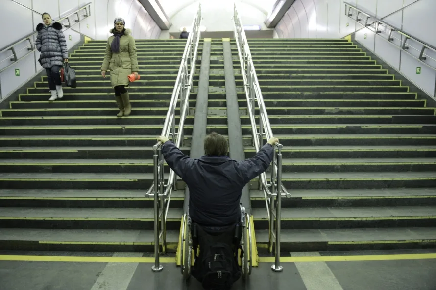 По маленькой лестнице поднялись. Пандус в метро. Пандус для инвалидов в метро. Инвалиды в метро. Эскалатор для инвалидов.