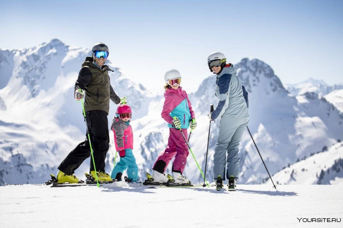 семья на лыжах в горах