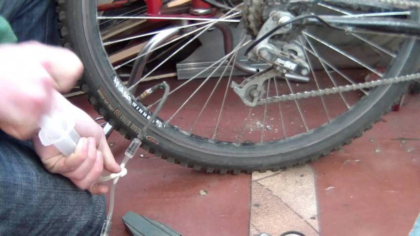 ✅ как накачать колесо на велосипеде без насоса - velomania.su