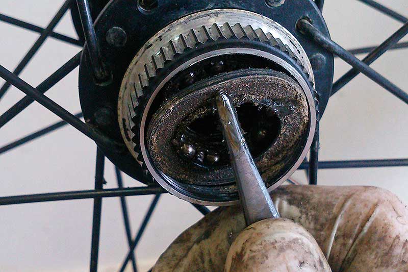 Разбор колеса велосипеда. Пыльник задней втулки велосипеда шимано. Втулка заднего колеса велосипеда Trek 3900. Пыльник подшипника задней втулки Shimano велосипеда. Велосипедная втулка Merida.