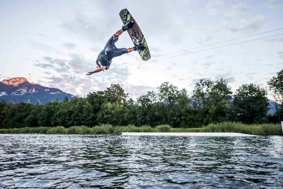 «швабра» на воде. как старооскольский вейк-парк учит людей летать над водой — fonar.tv
