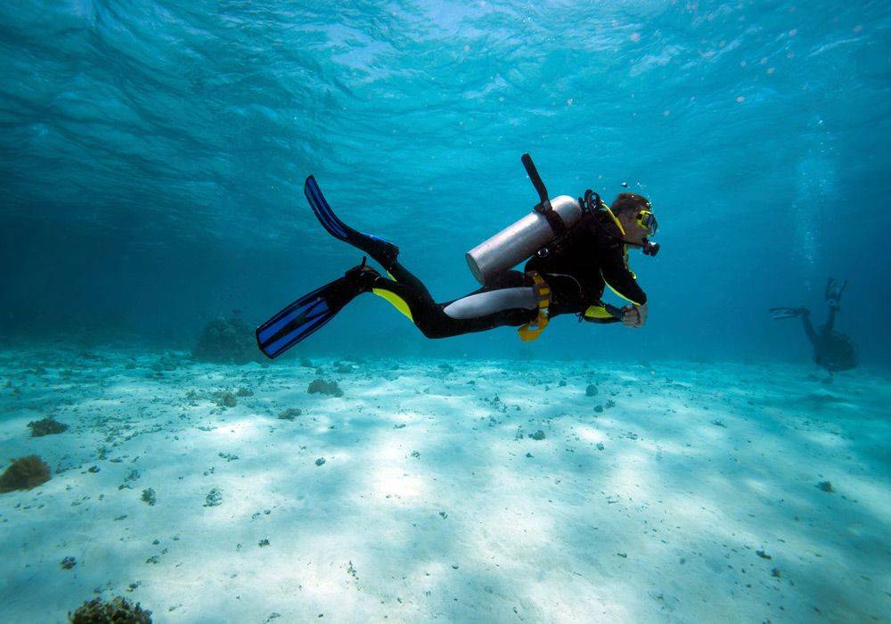 Водолаз в море