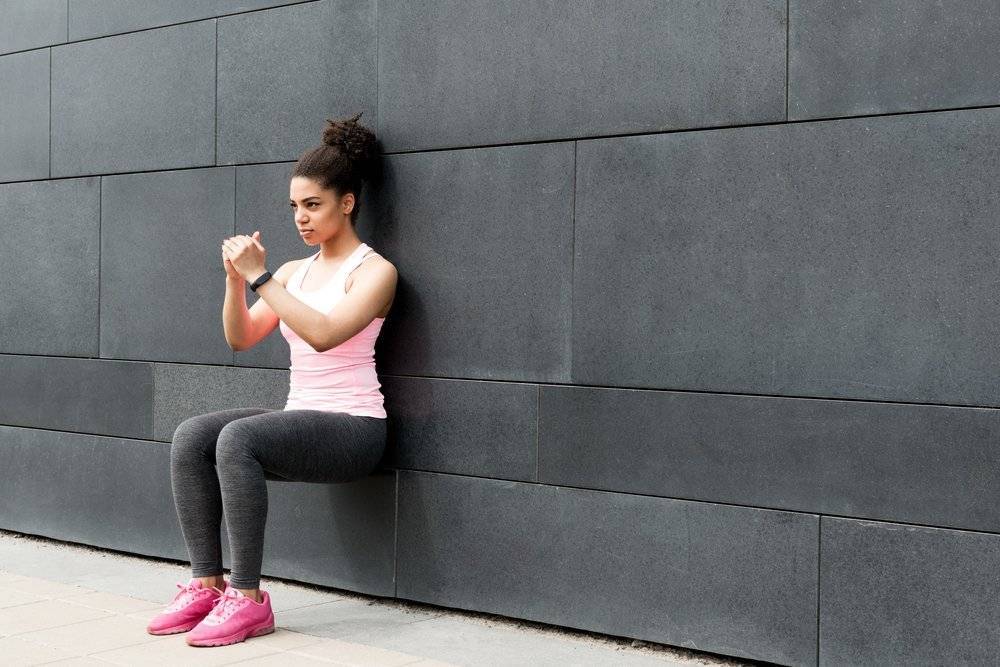 Упражнение «стульчик» у стены: как правильно делать и какие мышцы работают в момент выполнения