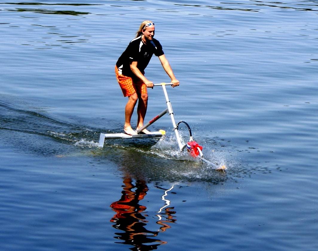 Ходе водный. Акваскипер водолет. Водный самокат акваскипер. Водяной глайдер акваскипер Водный велосипед. Плавающий велосипед.