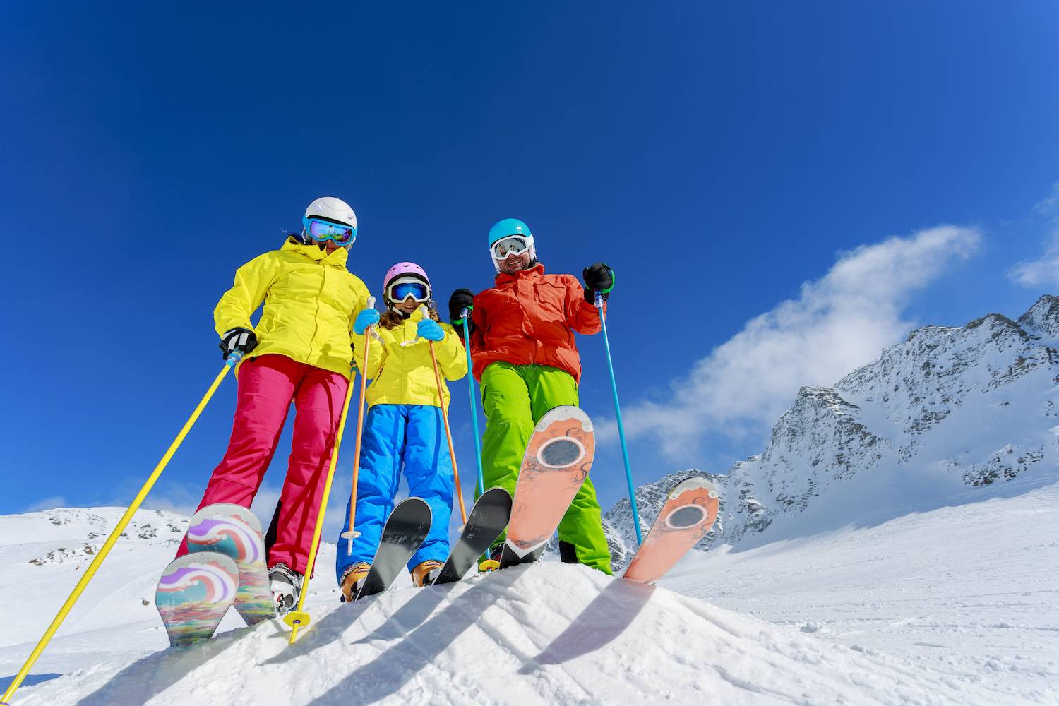 Семья лыжников. Катание на горных лыжах. Горнолыжный туризм. Горы лыжи. Зимний спорт.