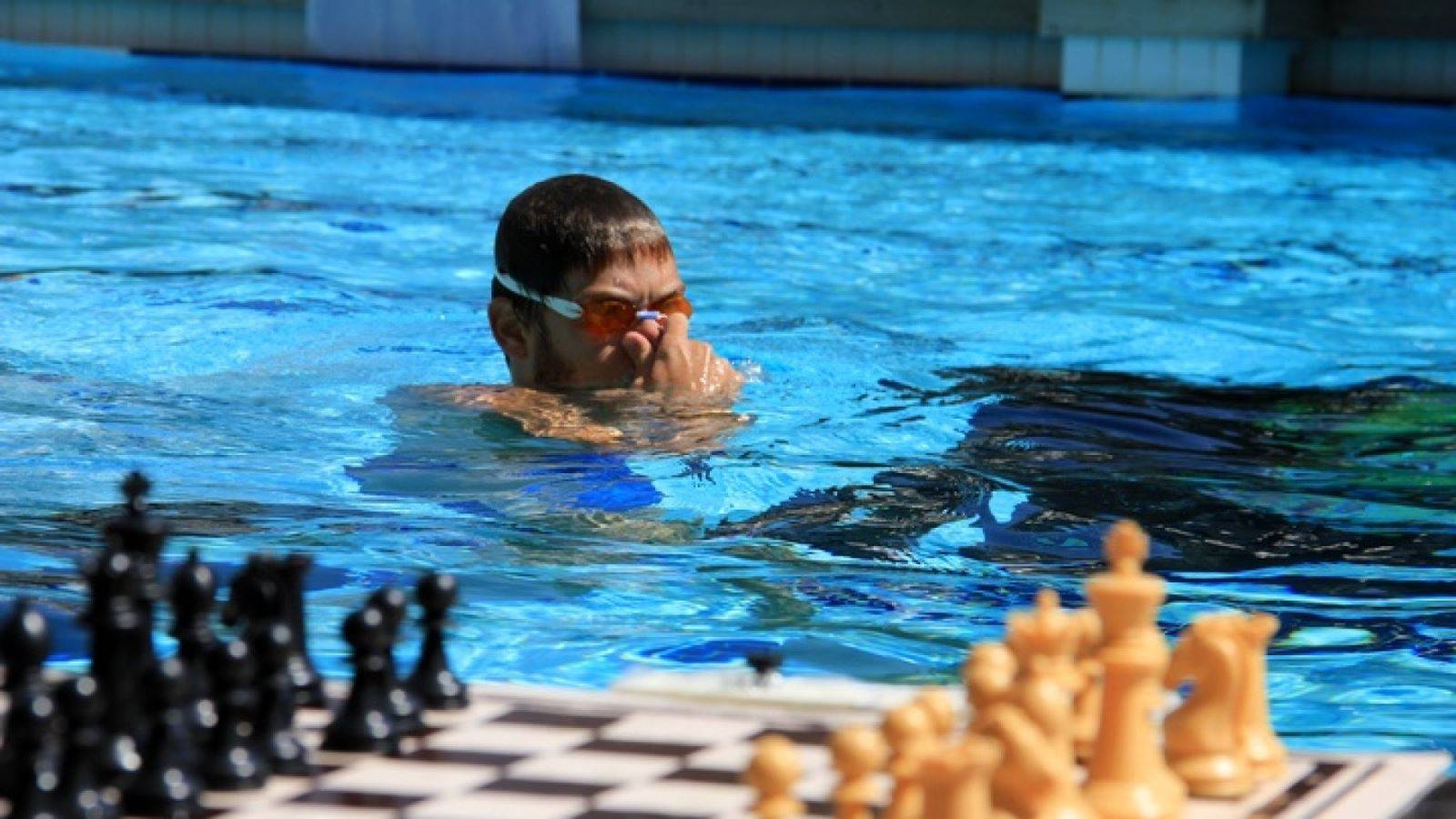 Гибрид дайвинга и шахмат: в Лондоне спортсмены сыграли в шахматы под водой