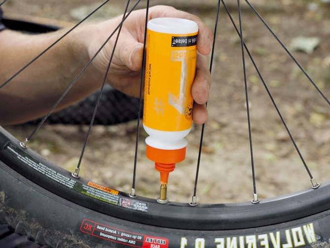 Герметик для бескамерных шин велосипеда: виды, как правильно наносить и использовать его при проколах колеса