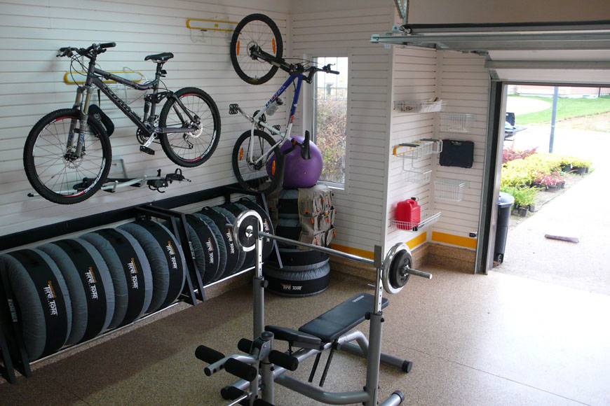 Как повесить велосипед на стену в гараже фото