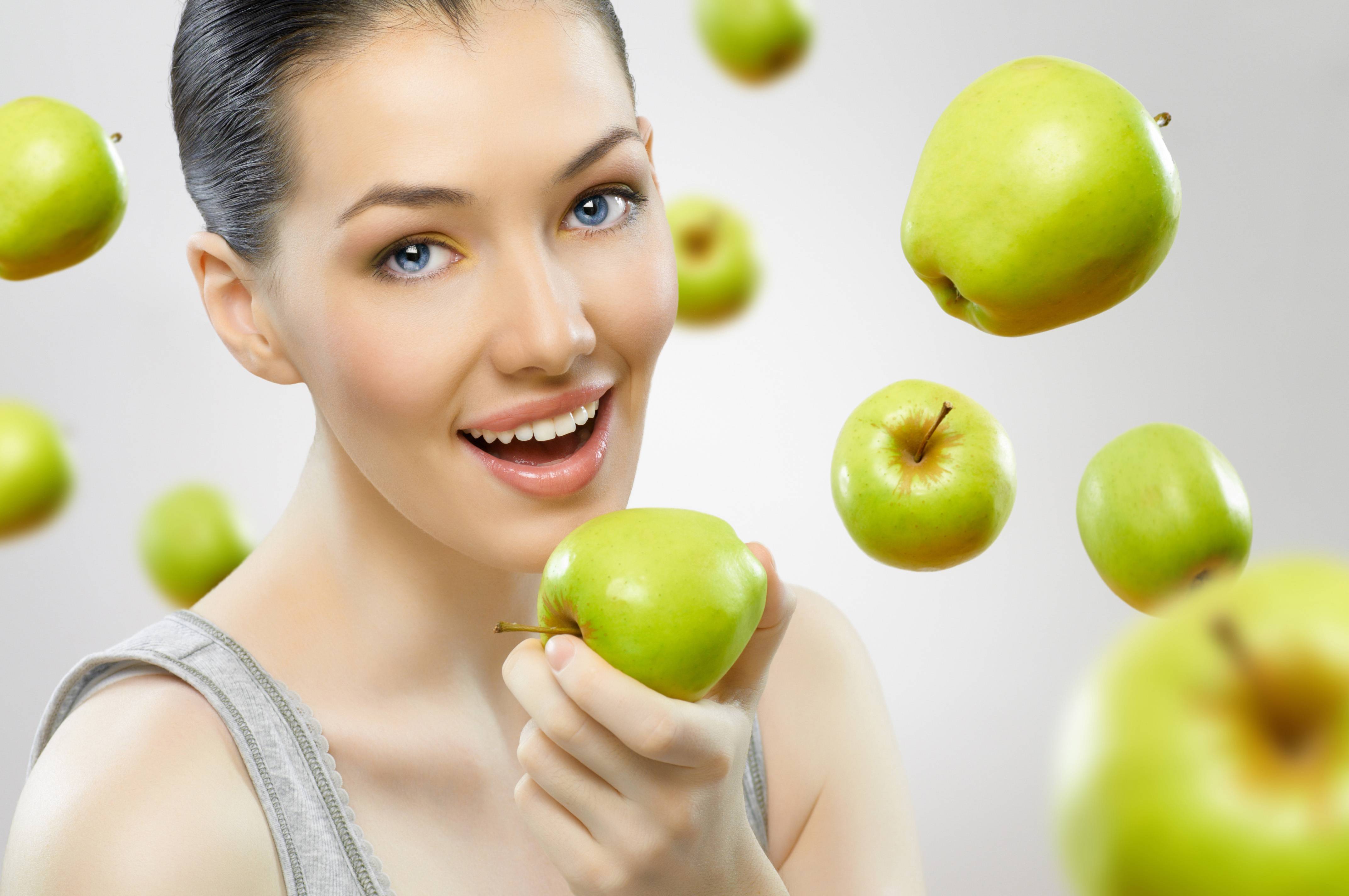Можно есть яблоко на диете. Девушка с яблоком. Фотосессия с фруктами. Девушка с фруктами. Девушка улыбается с фруктами.