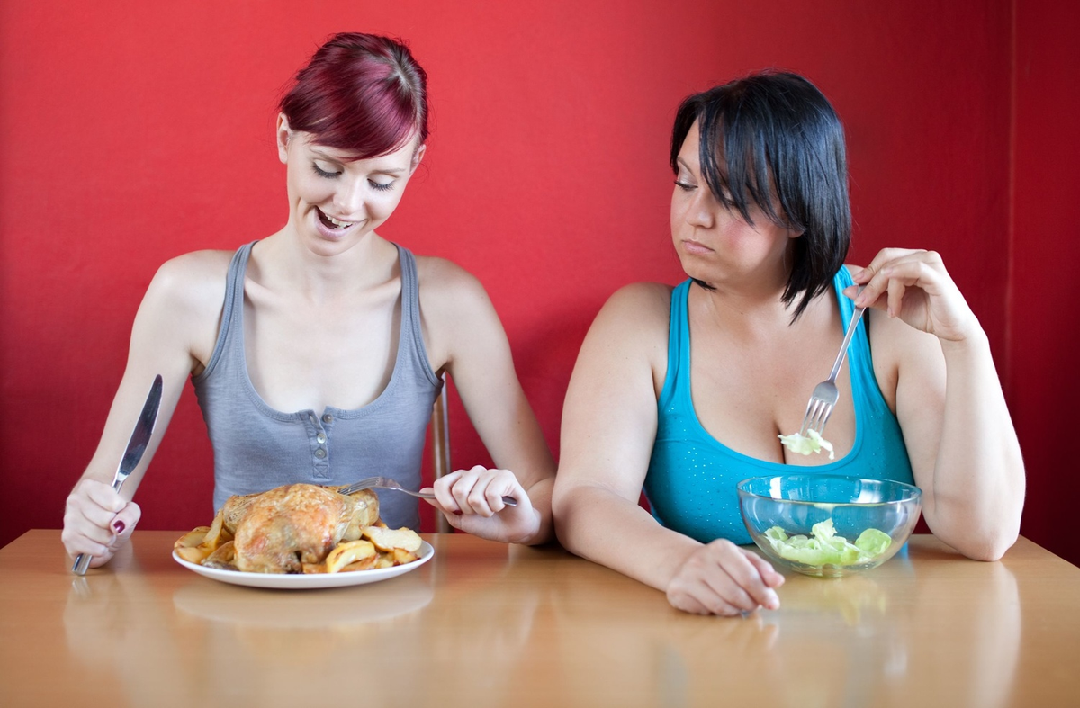 Мало ем и не худею. Полная девушка с едой. О женщина. Толстая и стройная. Женщина на диете.