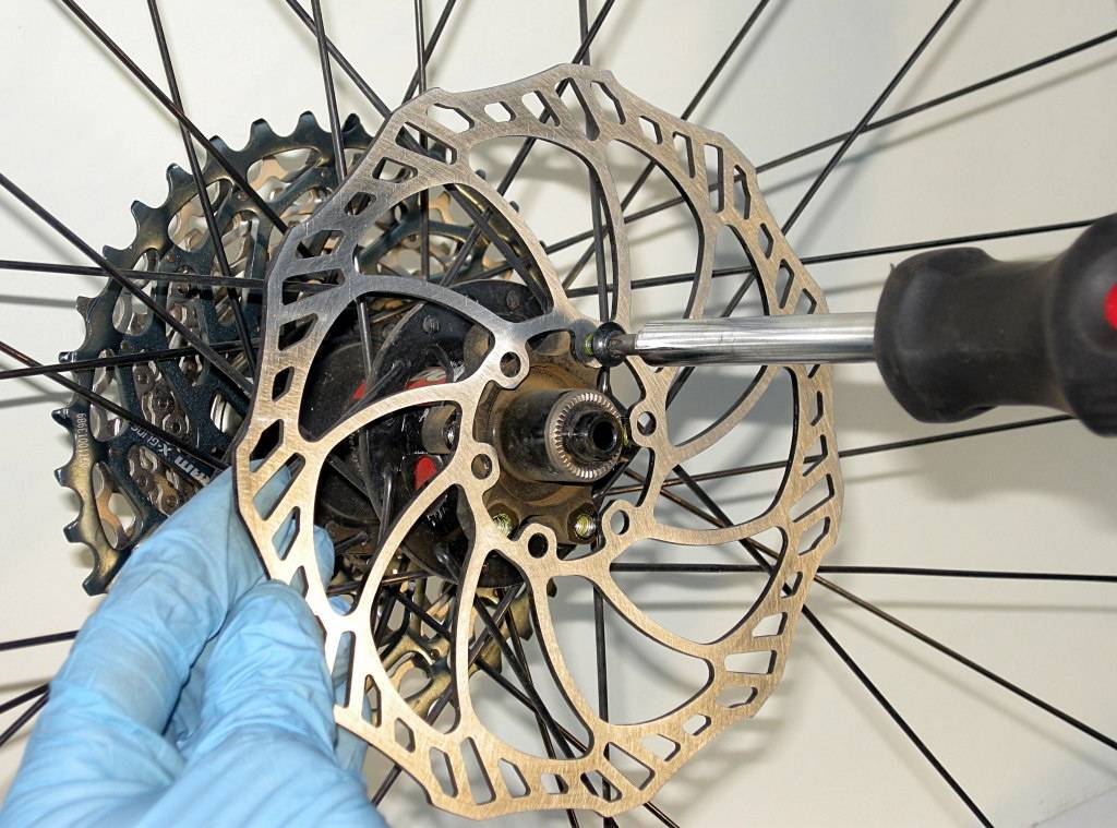 Тормозной диск на колесе велосипеда. Тормозной ротор для велосипеда. Дисковые тормоза на велосипед. Крепление дискового тормоза. Крепление ротора для дискового тормоза.