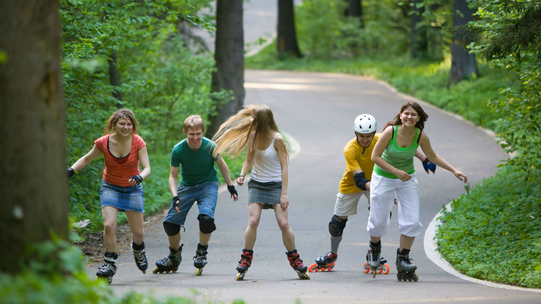 Где можно кататься на роликах. Подростки на прогулке. Подросток на роликах. Подросток гуляет на свежем воздухе. Подростки катаются на роликах.