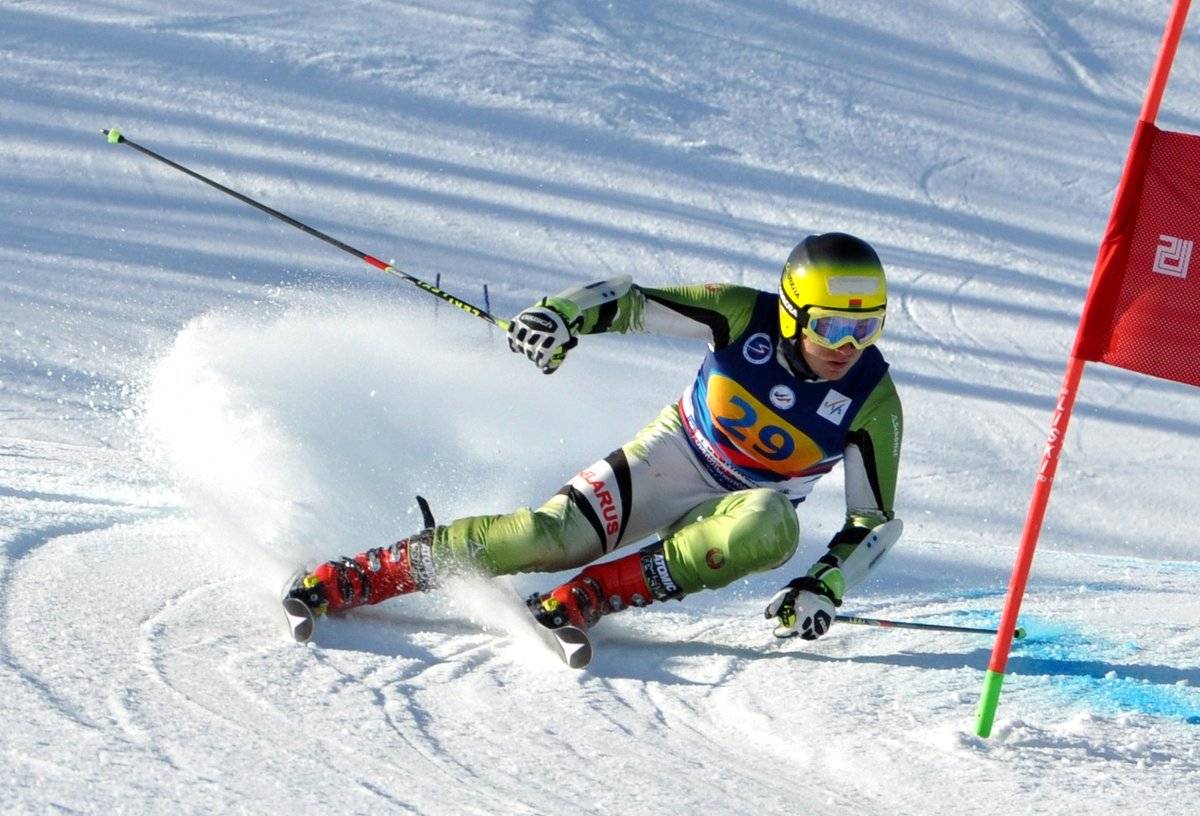 Фото skiing. Фристайл (лыжный спорт). Лыжник фристайл. Горные лыжи фристайл. Лыжные гонки фристайл.